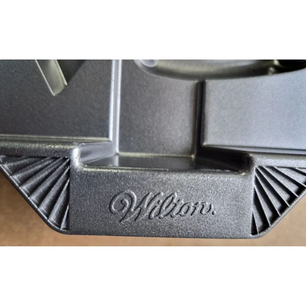 Wilton Present Gift Box Cake Pan Birthday Celebration Holiday Party Aluminum 7C